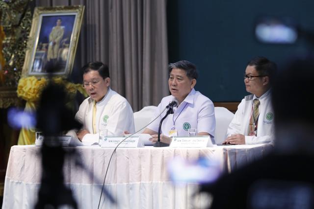 Jesada Chokdumrongsuk (centre), deputy director-general of the Public Health Ministry, speaks during a press conference at a hospital in Chiang Rai province, northern Thailand, on July 10, 2018. (AP/Vincent Thian) Jesada Chokdumrongsuk (centre), deputy director-general of the Public Health Ministry, speaks during a press conference at a hospital in Chiang Rai province, northern Thailand, on July 10, 2018. (AP/Vincent Thian)