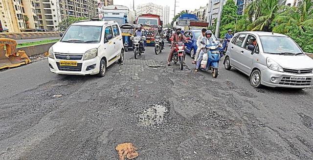 Potholes on the Wester Express Highway at Kandivli on Wednesday. (Satyabrata Tripathy/HT Photo) Potholes on the Wester Express Highway at Kandivli on Wednesday. (Satyabrata Tripathy/HT Photo)