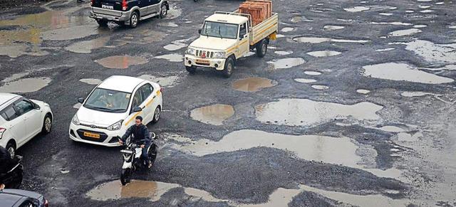 Vehicles make their way through a pothole-filled road on Sion-Panvel Highway near Kalamboli market in Navi Mumbai on July 10. (Bachchan Kumar) Vehicles make their way through a pothole-filled road on Sion-Panvel Highway near Kalamboli market in Navi Mumbai on July 10. (Bachchan Kumar)