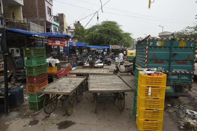 Encroachments seen at Fateh Singh Marg in Govindpuri, New Delhi on July 11, 2018. A Special Task Force (STF) had carried out a series of anti-encroachment drives in the national Capital on the orders of the Supreme Court two months ago. (Burhaan Kinu/HT PHOTO) Encroachments seen at Fateh Singh Marg in Govindpuri, New Delhi on July 11, 2018. A Special Task Force (STF) had carried out a series of anti-encroachment drives in the national Capital on the orders of the Supreme Court two months ago. (Burhaan Kinu/HT PHOTO)