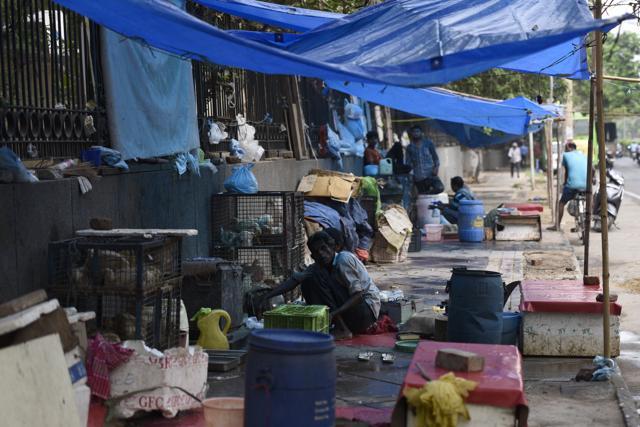 Encroachments seen on the footpath at RK Puram in New Delhi on July 11, 2018. (Burhaan Kinu/HT PHOTO) Encroachments seen on the footpath at RK Puram in New Delhi on July 11, 2018. (Burhaan Kinu/HT PHOTO)