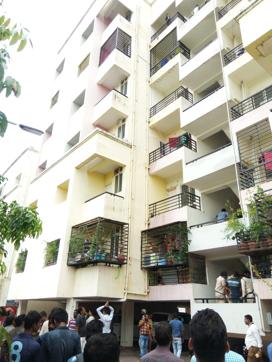 The apartment block where a woman was held hostage allegedlyby her stalker. (HT photo) The apartment block where a woman was held hostage allegedlyby her stalker. (HT photo)