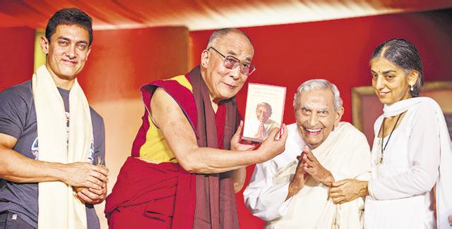 Dada JP Vaswani with the Dalai Lama and actor Aamir Khan (left). (HT PHOTO) Dada JP Vaswani with the Dalai Lama and actor Aamir Khan (left). (HT PHOTO)