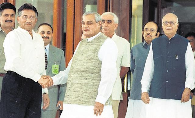 PHOTO-OP: The 2001 Agra Summit between Prime Minister Atal Behari Vajpayee and President Pervez Musharraf failed. Advani’s best efforts were in vain but the bond between him and Ashraf Qazi did not snap. (HT Photo) PHOTO-OP: The 2001 Agra Summit between Prime Minister Atal Behari Vajpayee and President Pervez Musharraf failed. Advani’s best efforts were in vain but the bond between him and Ashraf Qazi did not snap. (HT Photo)