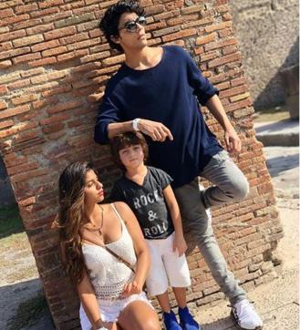 Suhana Khan with brothers Aryan Khan and AbRam Khan in Pompeii. (GauriKhan/Instagram)