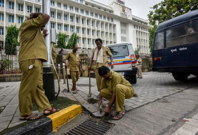 Worker repair the footpath outside Mantralaya on Tuesday. (Kunal Patil/HT Photo) Worker repair the footpath outside Mantralaya on Tuesday. (Kunal Patil/HT Photo)