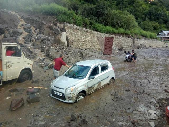 Heavy flow of the debris also blocked the Kullu- Manali National Highway Heavy flow of the debris also blocked the Kullu- Manali National Highway