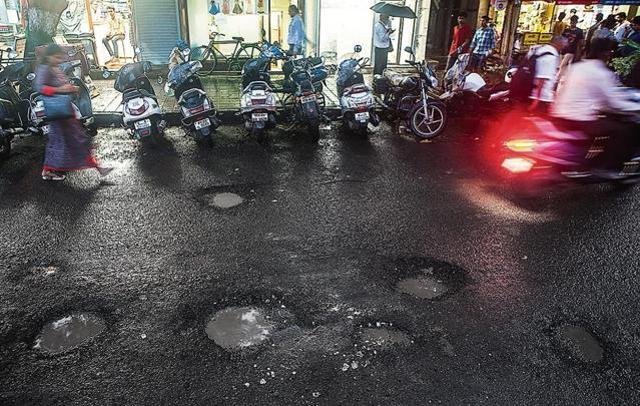 Potholes at Elphinstone Road. (Pratik Chorge/HT Photo) Potholes at Elphinstone Road. (Pratik Chorge/HT Photo)
