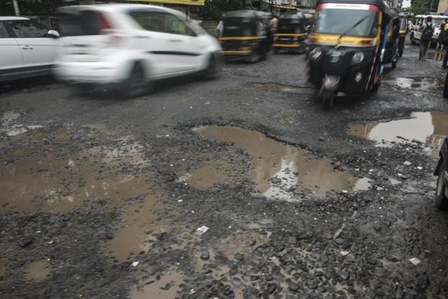 The state of Sane Guruji Marg in Santacruz. (Satish Bate/HT Photo) The state of Sane Guruji Marg in Santacruz. (Satish Bate/HT Photo)