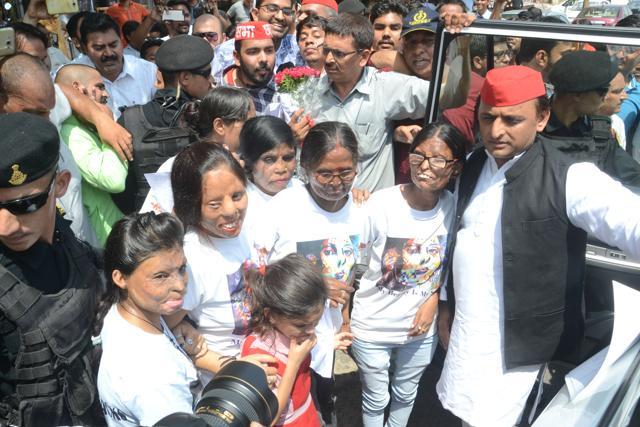 Samajwadi Party president Akhilesh Yadav with acid attack survivors whose café in Agra faces demolition threat. (Raju Tomar/HT Photo)