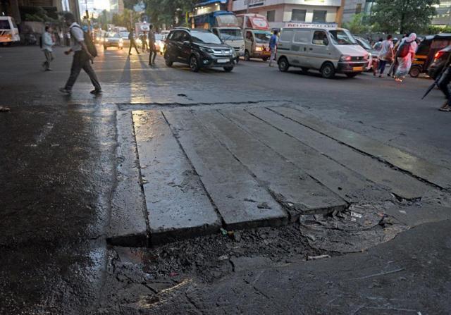 Western Express Highway, under the Andheri bridge. (Satyabrata Tripathy/HT Photo) Western Express Highway, under the Andheri bridge. (Satyabrata Tripathy/HT Photo)