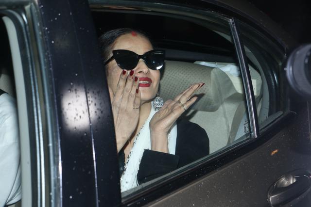 Rekha interacts with the paparazzi outside the Dhadak screening. (Viral Bhayani) Rekha interacts with the paparazzi outside the Dhadak screening. (Viral Bhayani)