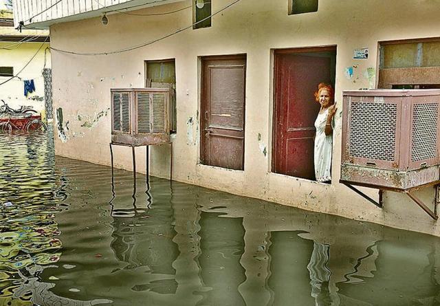 The wastewater overflowing from the Buddha Nullah flooded the Kundan Puri area in Ludhiana. The wastewater overflowing from the Buddha Nullah flooded the Kundan Puri area in Ludhiana.