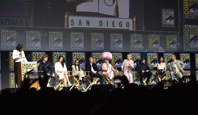(L-R) Aisha Tyler, Eddie Redmayne, Claudia Kim, Zoe Kravitz, Callum Turner, Ezra Miller, Alison Sudol, Dan Fogler, Katherine Waterson and Jude Law participate in the Warner Bros. Theatrical Panel for "Fantastic Beasts: The Crimes of Grindelwald" during Comic Con in San Diego, July 21, 2018. (AFP) (L-R) Aisha Tyler, Eddie Redmayne, Claudia Kim, Zoe Kravitz, Callum Turner, Ezra Miller, Alison Sudol, Dan Fogler, Katherine Waterson and Jude Law participate in the Warner Bros. Theatrical Panel for "Fantastic Beasts: The Crimes of Grindelwald" during Comic Con in San Diego, July 21, 2018. (AFP)