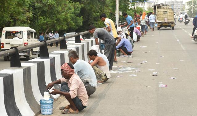 The flyover at Lohia Path being given a fresh coat of paint. Lucknow is being spruced up ahead of Prime Minister Narendra Modi’s Visit on July 29. (Subhankar Chakraborty/HT Photo) The flyover at Lohia Path being given a fresh coat of paint. Lucknow is being spruced up ahead of Prime Minister Narendra Modi’s Visit on July 29. (Subhankar Chakraborty/HT Photo)