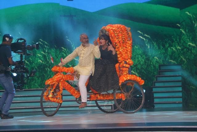 Raveena Tandon comes in a rickshaw Raveena Tandon comes in a rickshaw