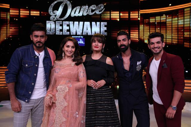 Madhuri Dixit on the sets of Dance Deewane with Raveena Tandon. Madhuri Dixit on the sets of Dance Deewane with Raveena Tandon.