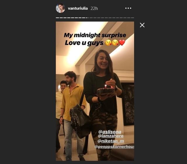Sonakshi Sinha with Iulia Vantur’s birthday cake. Sonakshi Sinha with Iulia Vantur’s birthday cake.