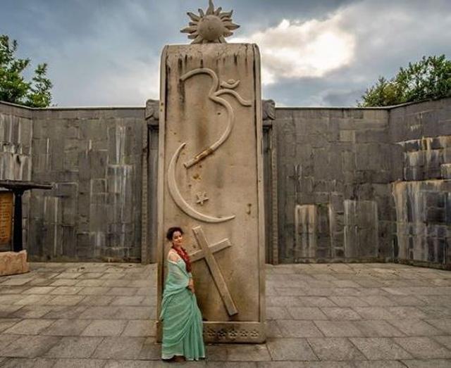 Kangana poses by the multi-faith column.