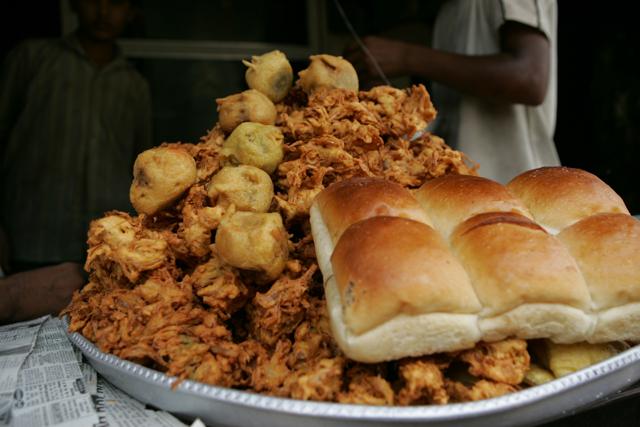 There’s nothing quite like the scrumptious comfort of hot bhajiyas and pav on a rainy day, or on any other kind of day for that matter. (HT Photo)