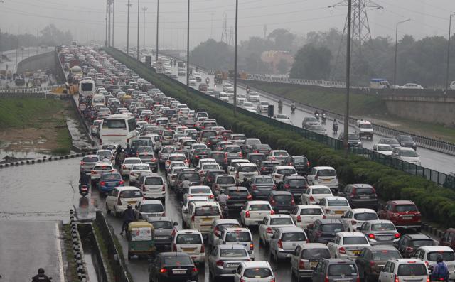 Vehicles stuck in heavy traffic jam at Delhi-Gurugram Expressway. (Yogendra Kumar/HT Photo)
