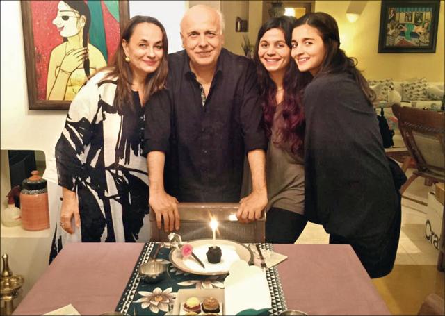 Soni Razdan and Mahesh Bhatt with daughters Shaheen and Alia Soni Razdan and Mahesh Bhatt with daughters Shaheen and Alia