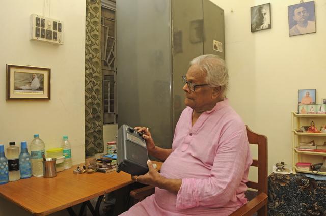 Bhaduri fiddles with his old radio, he doesn’t own a television, in his room at Ramkrishna old-age home at Hari Ghosh Street in north Kolkata. (Samir Jana/HT PHOTO) Bhaduri fiddles with his old radio, he doesn’t own a television, in his room at Ramkrishna old-age home at Hari Ghosh Street in north Kolkata. (Samir Jana/HT PHOTO)