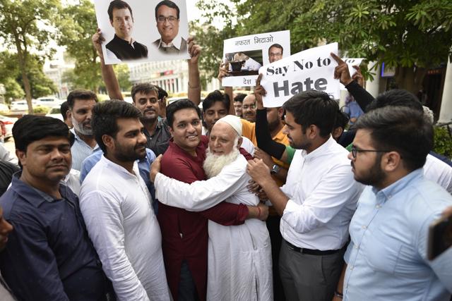 The Congress party’s Delhi unit, inspired by Rahul Gandhi, launched a ‘Free Hugs Campaign’ in the city to spread love. (Sanchit Khanna/HT Photo) The Congress party’s Delhi unit, inspired by Rahul Gandhi, launched a ‘Free Hugs Campaign’ in the city to spread love. (Sanchit Khanna/HT Photo)