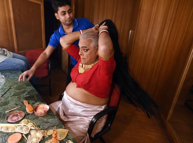 Bhaduri gets ready for a performance at the India Habitat Centre in April. The process of transformation is between two and three hours. (Raj K Raj/HT PHOTO) Bhaduri gets ready for a performance at the India Habitat Centre in April. The process of transformation is between two and three hours. (Raj K Raj/HT PHOTO)