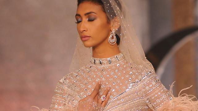 Unveiled by Prakshi Fine Jewelry as part of its ‘Art Nouveau’ collection, the ornaments complemented the ensembles showcased by Shane and Falguni Peacock at the event. (ICW 2018) Unveiled by Prakshi Fine Jewelry as part of its ‘Art Nouveau’ collection, the ornaments complemented the ensembles showcased by Shane and Falguni Peacock at the event. (ICW 2018)