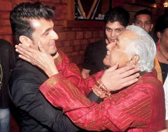 Sonu with Ustad Ghulam Mustafa Khan. (facebook/sonunigamspace) Sonu with Ustad Ghulam Mustafa Khan. (facebook/sonunigamspace)