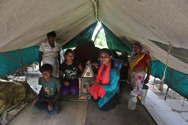 Dhurav Kumar and Jaynti with their children shifted to tents set up by the Delhi government after alerts of Yamuna River water level rise in New Delhi, India, on Sunday, July 29, 2018. (Raj K Raj/HT PHOTO) Dhurav Kumar and Jaynti with their children shifted to tents set up by the Delhi government after alerts of Yamuna River water level rise in New Delhi, India, on Sunday, July 29, 2018. (Raj K Raj/HT PHOTO)