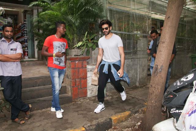 Kartik Aryan spotted at Kitchen Garden at Bandra. Kartik Aryan spotted at Kitchen Garden at Bandra.