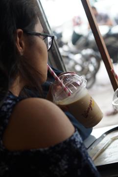 One of the popular eating joints in Delhi, Wenger’s has opted for paper straws and wooden spoons to curb down the use of plastic. (Photo: Gokul V. Shine)