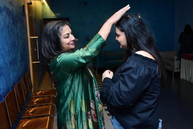 Shabana Azmi blesses Pihu Sand for her performance at Fanney Khan screening. Shabana Azmi blesses Pihu Sand for her performance at Fanney Khan screening.