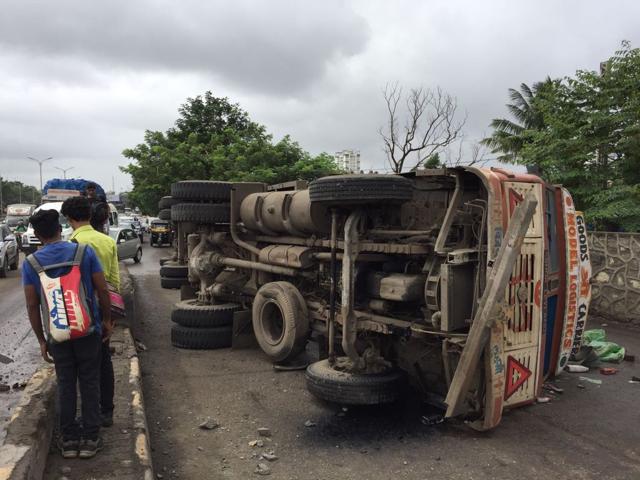 The accident took place as the trailer was going towards Thane from Navi Mumbai, near Ghansoli station. (Bachchan Kumar) The accident took place as the trailer was going towards Thane from Navi Mumbai, near Ghansoli station. (Bachchan Kumar)