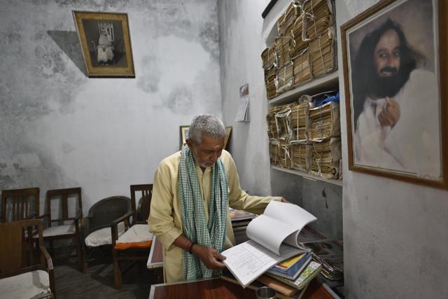 Bhairav Nath Shukla has been the manager of Mukti Bhavan for 40 years. (Sanchit Khanna/HT PHOTO) Bhairav Nath Shukla has been the manager of Mukti Bhavan for 40 years. (Sanchit Khanna/HT PHOTO)