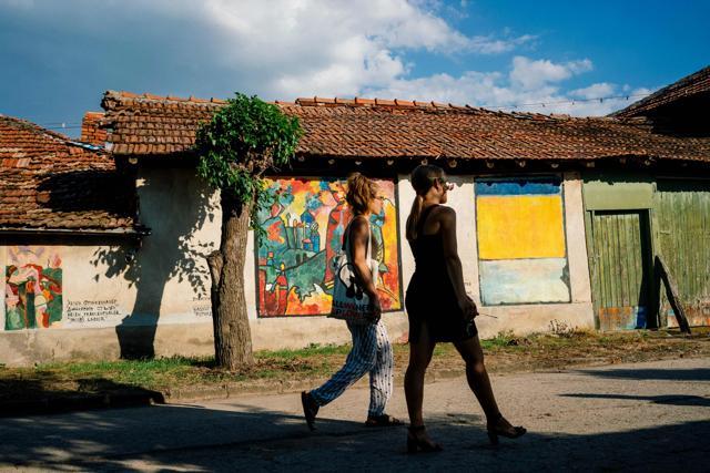Women walk past reproductions of the paintings (LtoR) Jacobs ladder by Helen Frankenthaler, Picture with an Archer by Vasily Kandinsky and Number 10 by Mark Rothko, painted on a wall of a house during an annual open-air gallery event. (AFP Photo) Women walk past reproductions of the paintings (LtoR) Jacobs ladder by Helen Frankenthaler, Picture with an Archer by Vasily Kandinsky and Number 10 by Mark Rothko, painted on a wall of a house during an annual open-air gallery event. (AFP Photo)