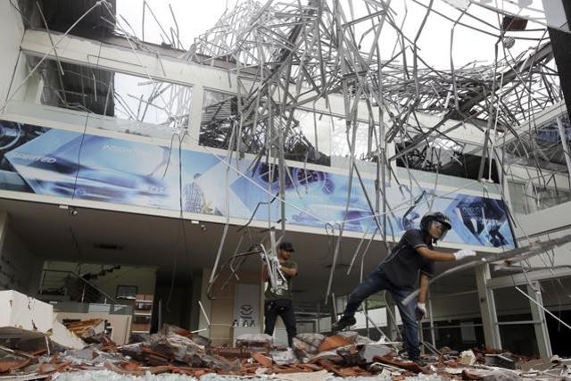 Workers remove the debris at a building damaged by an earthquake in Bali, Indonesia on August 6. (AP Photo) Workers remove the debris at a building damaged by an earthquake in Bali, Indonesia on August 6. (AP Photo)