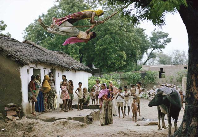 Raghubir Singh’s capture titled ‘Catching the Breeze’. Location: Hathod Village, Jaipur, Rajasthan, in 1975. Raghubir Singh’s capture titled ‘Catching the Breeze’. Location: Hathod Village, Jaipur, Rajasthan, in 1975.