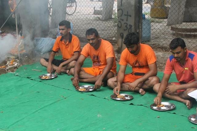 Kanwariyas eat in stainless steel utensils in Gurugram. (HT Photo ) Kanwariyas eat in stainless steel utensils in Gurugram. (HT Photo )