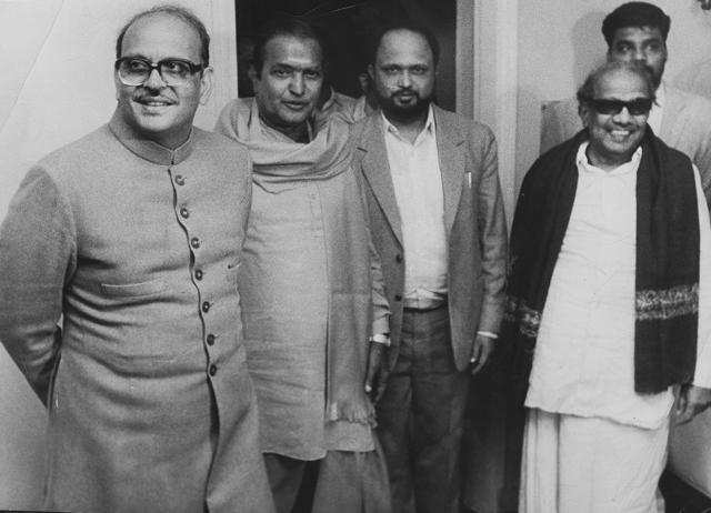 Karunanidhi (extreme right) stands with Vishwanath Pratap Singh, NT Rama Rao, and Prafulla Mahanta at a meeting of the National Front in November 1989. (SN Sinha/ HT Archive) Karunanidhi (extreme right) stands with Vishwanath Pratap Singh, NT Rama Rao, and Prafulla Mahanta at a meeting of the National Front in November 1989. (SN Sinha/ HT Archive)