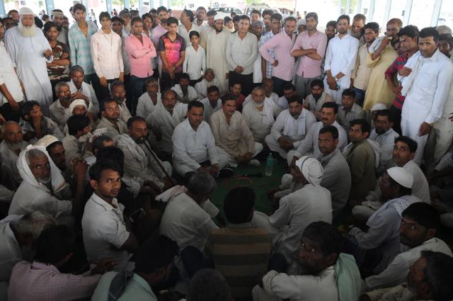 Nearly 400 villagers attended the mahapanchayat soon after the shootout, where senior Congress leaders Aftab Ahmed and Raseen Khan, and INLD MLA from Firozpur Zirka Naseem Ahmad were also present. (Parveen Kumar/HT Photo) Nearly 400 villagers attended the mahapanchayat soon after the shootout, where senior Congress leaders Aftab Ahmed and Raseen Khan, and INLD MLA from Firozpur Zirka Naseem Ahmad were also present. (Parveen Kumar/HT Photo)