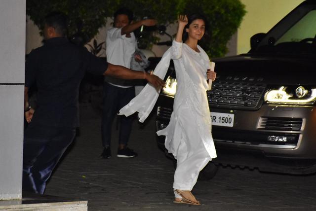 Alia Bhatt at No 8 Gate Mumbai’s domestic airport at Kalina.
