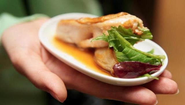 Use a compact plate or bowl that can make you think you have eaten a standard portion while you eat less. (Shutterstock) Use a compact plate or bowl that can make you think you have eaten a standard portion while you eat less. (Shutterstock)