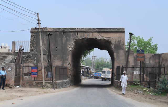 The Jhajjar Gate, built in 1732 by Faujdar Khan, is no sight for sore eyes either. (Sanjeev Verma/HT PHOTO)