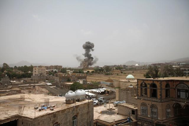 Smoke rises after an airstrike in Sanaa, Yemen August 9, 2018. (Reuters Photo) Smoke rises after an airstrike in Sanaa, Yemen August 9, 2018. (Reuters Photo)