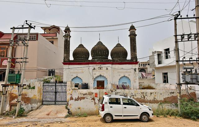 A portion of the Jama Masjid has been encroached upon. (Sanjeev Verma/HT PHOTO)