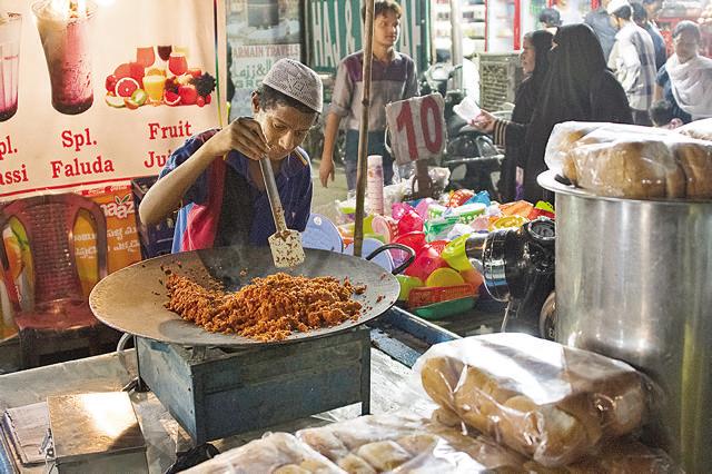 Road-side stalls offer super delicious food in Hyderabad (Saubhadra Chatterji) Road-side stalls offer super delicious food in Hyderabad (Saubhadra Chatterji)