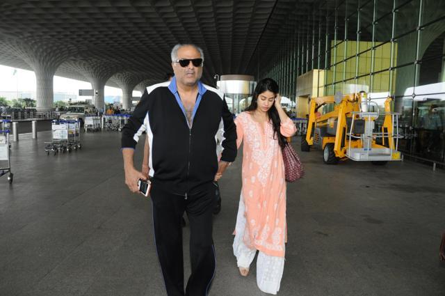 Pretty Janhvi with her dad at the airport.